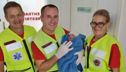 Bebê nasce dentro de banheiro e mobiliza bombeiros