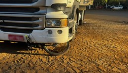 Homem é socorrido em estado grave após colisão entre caminhão e bicicleta