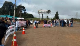 Moradores fazem manifestação em trecho da BR-282 marcado por tragédias