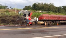 Caminhão carregado com açúcar é destruído por incêndio na BR-163