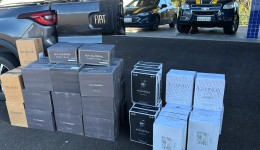 Veículo de locadora é abordado com 300 garrafas de vinho argentino na BR-153