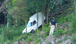 Motorista é encontrado morto após sair da pista com veículo