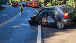 Colisão entre carro e caminhão deixa dois feridos na BR-158