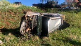 Homem fica ferido após veículo capotar na PR-180
