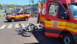 Homem é encaminhado ao hospital após colisão entre motos