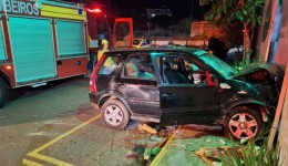 Motorista é resgatado inconsciente após carro atingir muro durante a madrugada
