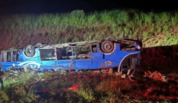 Ônibus com trabalhadores tomba e deixa seis mortos no interior de SP