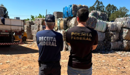 Polícia Federal e Receita Federal apreendem caminhão com carga irregular de resíduos plásticos