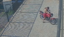 Motocicleta é furtada em frente a residência
