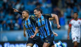Grêmio vence Athletico por 2 a 0, deixa o Z4 e ganha posições no Brasileirão