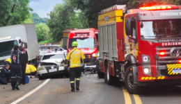 Acidente com vítima fatal na BR-282 envolveu 8 veículos