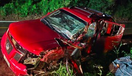 Colisão frontal entre caminhonete e caminhão mata motorista na BR-282