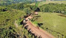 Barracão intensifica melhorias nas estradas do interior e amplia investimentos em infraestrutura