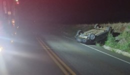 Veículo capota na SC-155; motorista não se fere