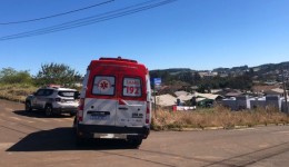 Mulher é encaminhada ao hospital após acidente entre carro e moto