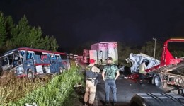 Acidente entre ônibus e caminhão deixa dois mortos e 34 feridos no PR