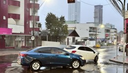 Colisão envolve dois automóveis no centro
