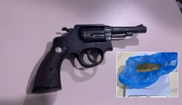 Jovem tenta fugir da polícia, mas acaba preso com drogas, armas e munições no Oeste de SC