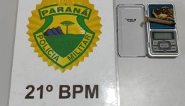 Homem é flagrado com maconha em praça pública