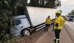 Motorista evita colisão frontal e quase despenca em ribanceira na BR-282