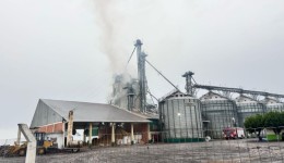 Corpo de Bombeiros combate incêndio em silo de cooperativa