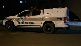 Mulher quebra janela de residência durante discussão