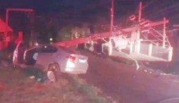 Motorista fica ferido após perder o controle e colidir veículo contra poste