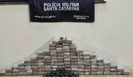Dupla é presa com 100 quilos de maconha em carro abordado no Oeste