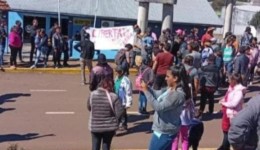 Manifestação é realizada após prisão de cinco homens