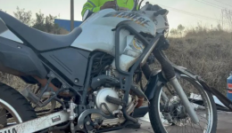 Acidente entre moto e carro deixa motociclista ferido