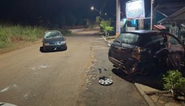 Motorista fica ferido após colisão contra carro estacionado e portão de residência