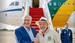 Lula chega à França para participar da cúpula do G7
