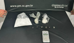 Homem e mulher são presos com cocaína durante abordagem da PM