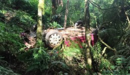 Motorista fica ferido após carro capotar em ribanceira no Meio-Oeste