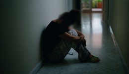 Jovem é resgatada após ser mantida em cárcere pelo padrasto por 12 anos