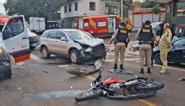 Após acidente condutor de motocicleta cai em cima de pedestre na calçada; três ficaram feridos