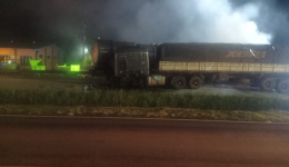 Caminhão incendeia após colisão na BR-163