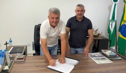 Prefeito Helio transmite cargo ao vice-prefeito César Bueno durante período de férias