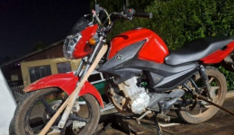 Motocicleta furtada é recuperada e dois homens são presos