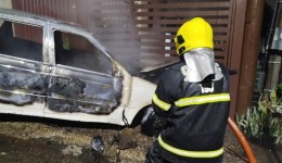 Motorista consegue sair de carro em chamas após “explosão” enquanto dirigia