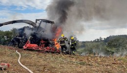 Incêndio destrói máquina agrícola em plantação de milho no interior