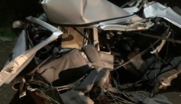 Condutor fica em estado grave após carro colidir violentamente contra poste