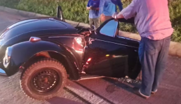 Motorista fica ferido após Fusca se partir ao meio em acidente na PRC-280