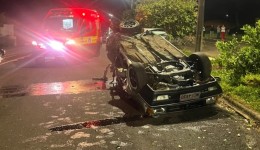 Carro fica destruído após colisão em poste e motorista é socorrido com ferimentos