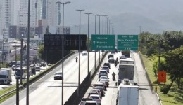Véspera do feriado deve ter até 30% mais carros nas rodovias federais de SC, estima PRF