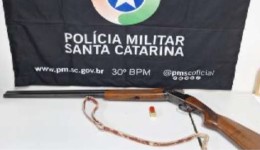 Homem é preso com espingarda calibre 12 após ameaçar esposa