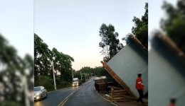 Casa de madeira transportada inteira cai de caminhão após curva em Chapecó
