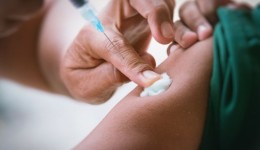 Vacina experimental contra câncer reduz risco de melanoma voltar, aponta estudo
