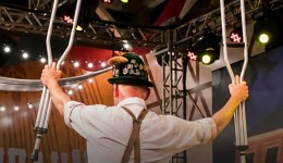 Trabalhador é demitido por justa causa após participar da Oktoberfest durante afastamento por fratura