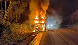 Carreta é destruída por incêndio na SC-157